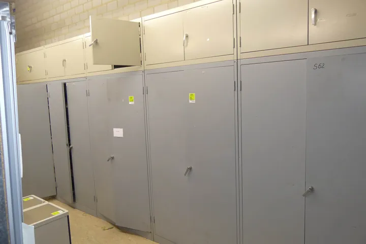 Metallschrank, 2-teilig, ohne Inhalt Maße in cm ca.: je 120 x 50 x 272